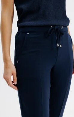 Pantalon Jogging En Chaine Et Trame 7 Pantalon Jogging En Chaine Et Trame -Haute couture k 57430046 armand thiery femme MARINE d1 2