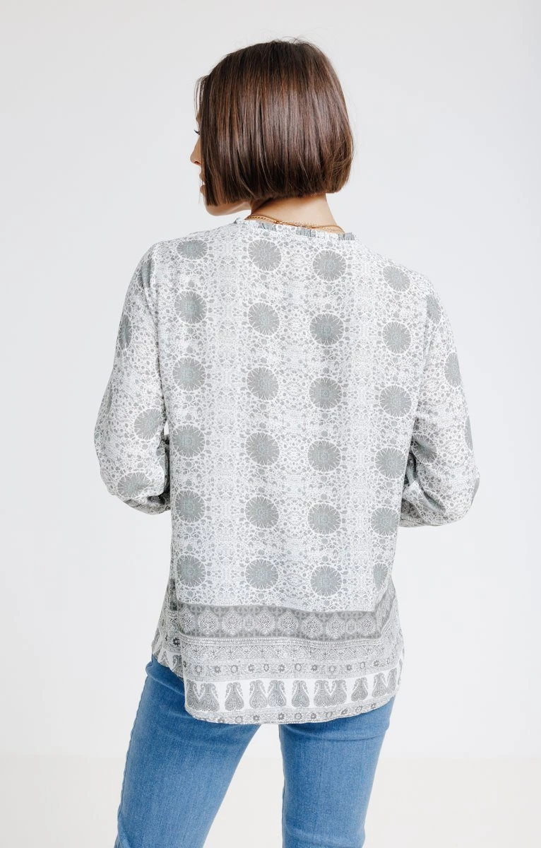 Blouse Imprimé Placé Col Froufrou 2 Blouse Imprimé Placé Col Froufrou – Image 2