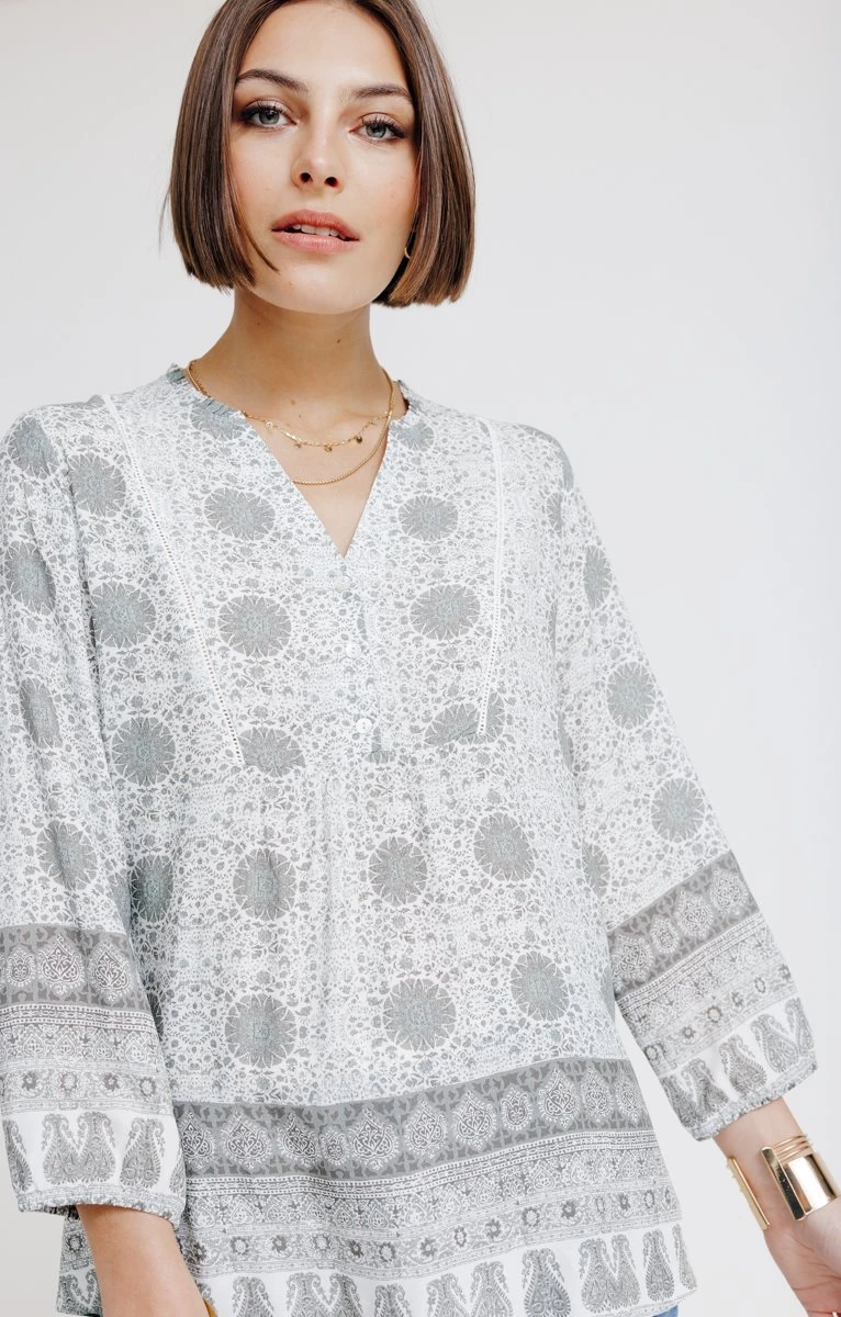 Blouse Imprimé Placé Col Froufrou 4 Blouse Imprimé Placé Col Froufrou – Image 4